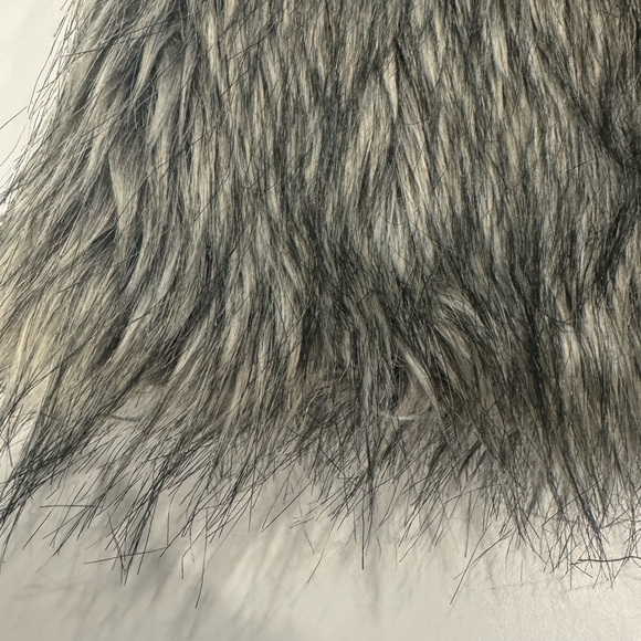 Women’s Gorgeous Chic faux fur vest size M trending - Picture 4 of 7